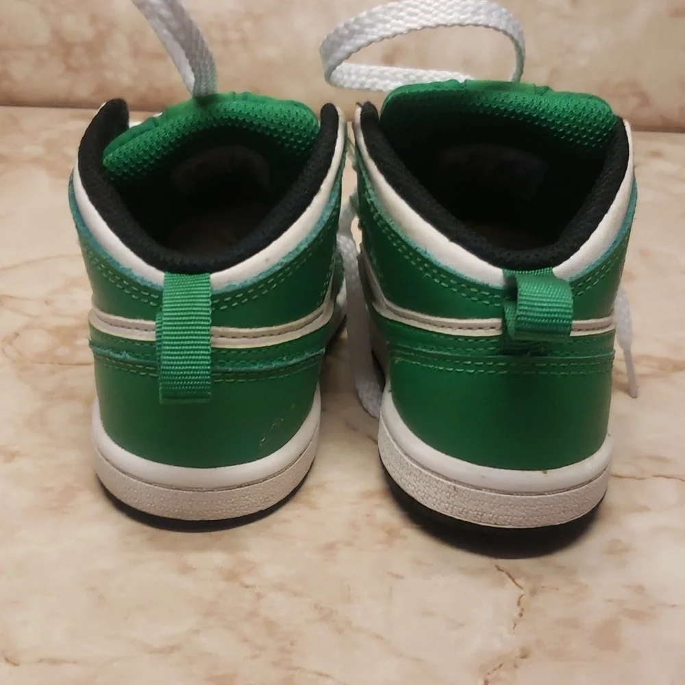 Nike Air Jordan Kids Green and White Vintage Stylr Sneakers 8C